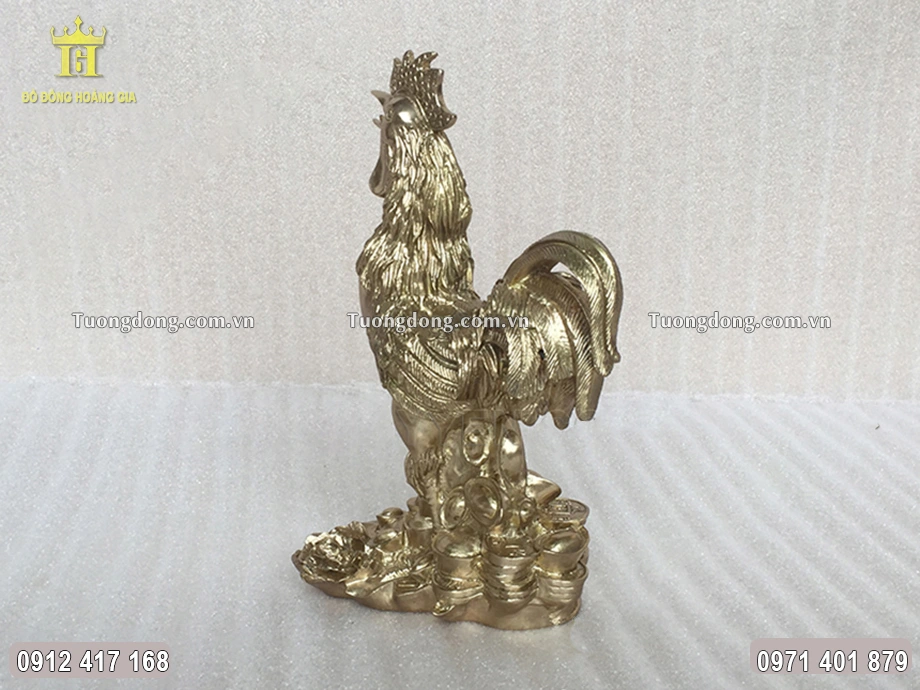 Hình ảnh phía sau của bức tượng gà